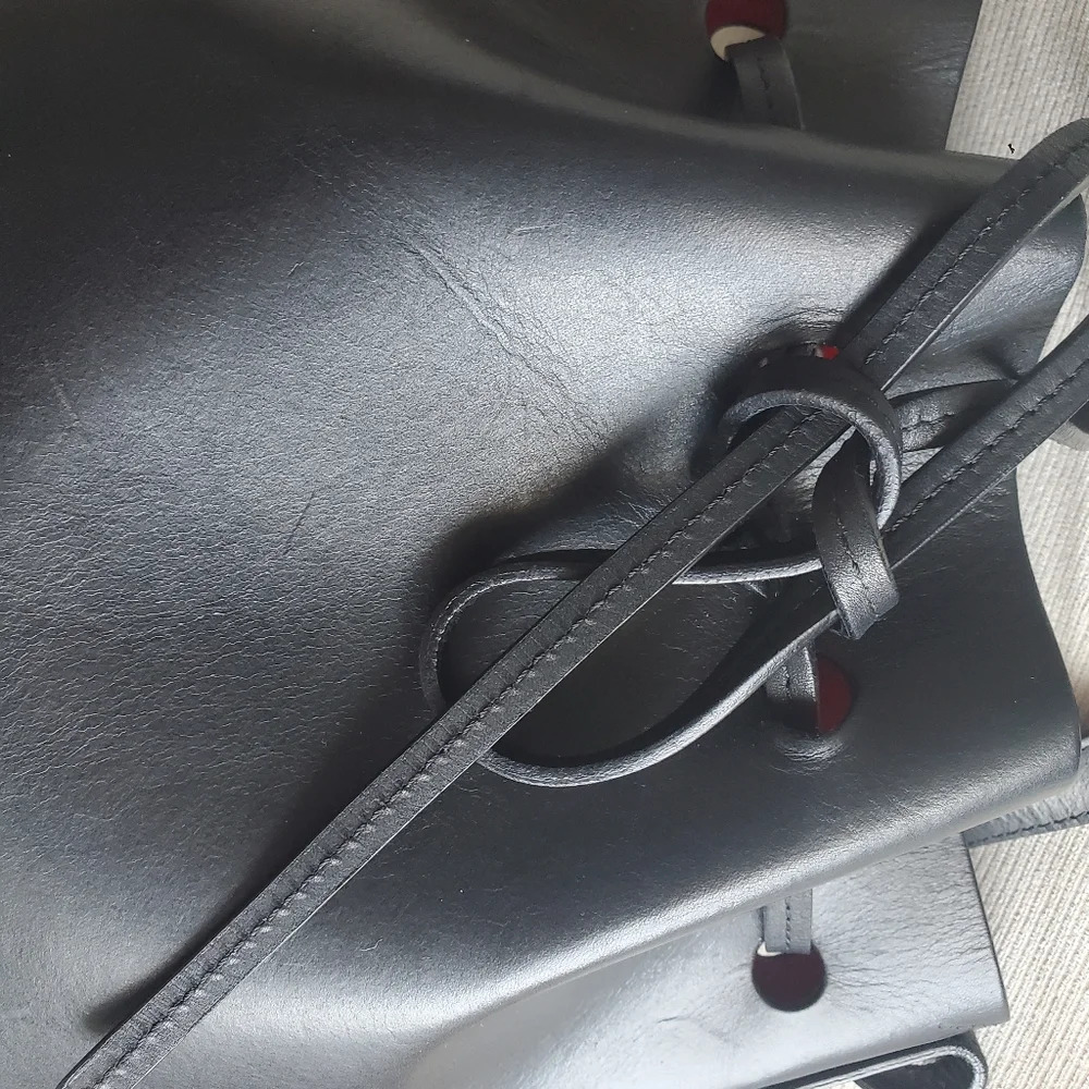 Authentic black leather Mansur Gavriel Bucket Bag in Excellent Condition - Picture 4 of 14
